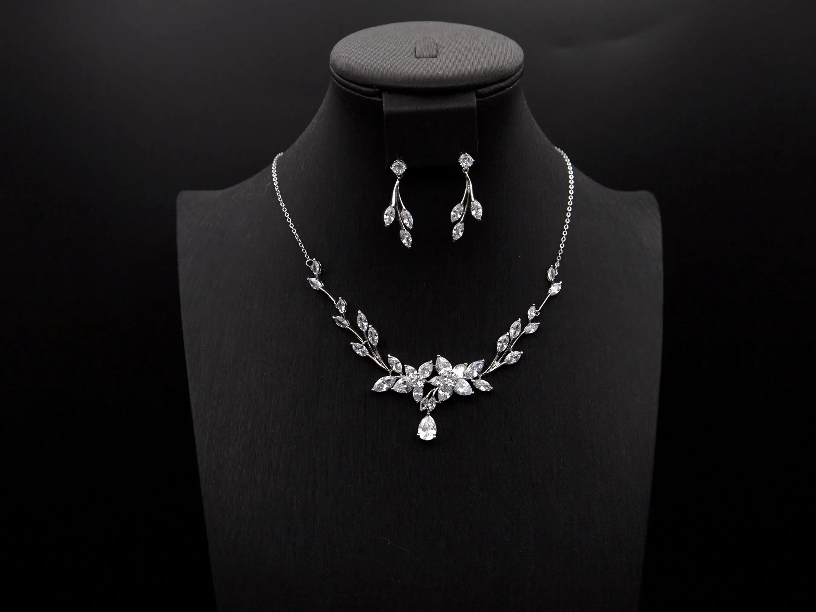 Elegant Crystal Jewelry, Bridal Jewelry Set, Tear Drop Pendant - Silver