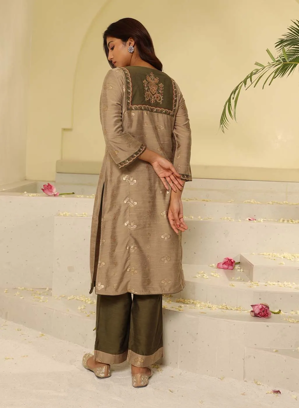 Green Embroidered Textured Fabric Kurta Set